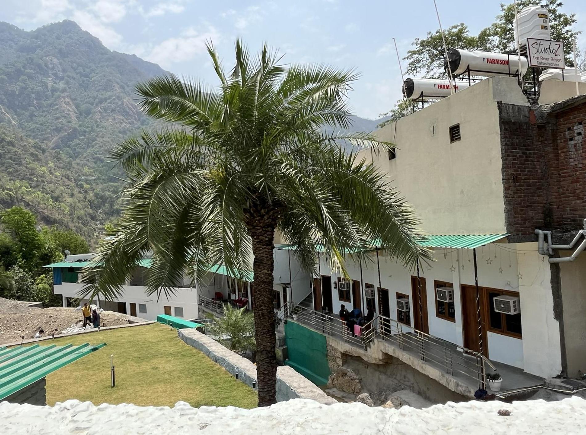 Hotel Studioz Sahastradhara Dehradun Eksteriør bilde